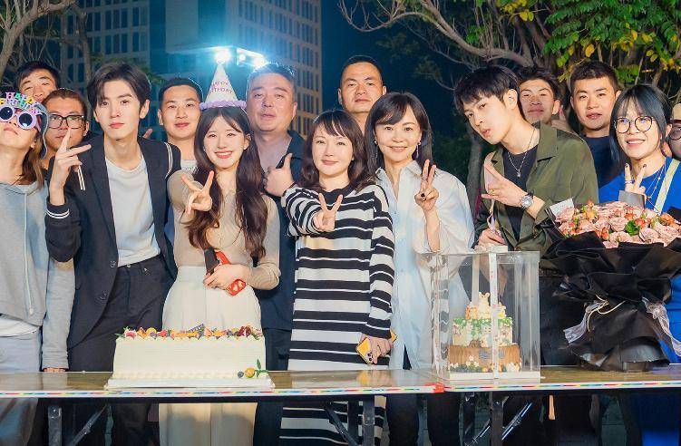 《偷偷藏不住》官博不仅在社交平台上放出了演员青大合照,还更新了主