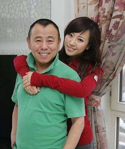 优秀演员潘长江,一家三口曾住男厕8年,成名后想分手糟糠之妻_杨云