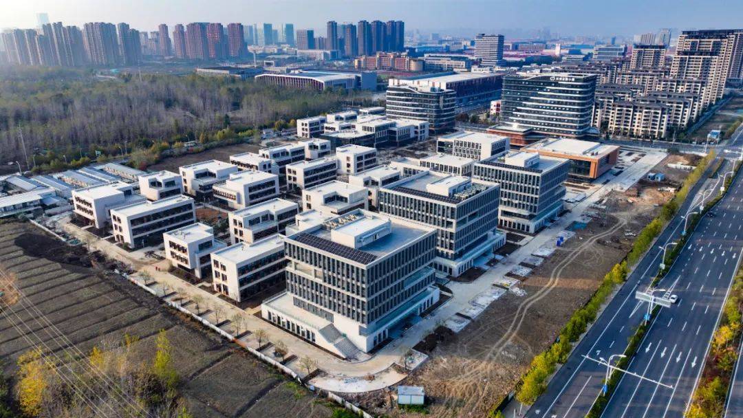 据悉,滨湖金融小镇与合肥国际金融后台服务基地构筑"双翼呼应"之势.