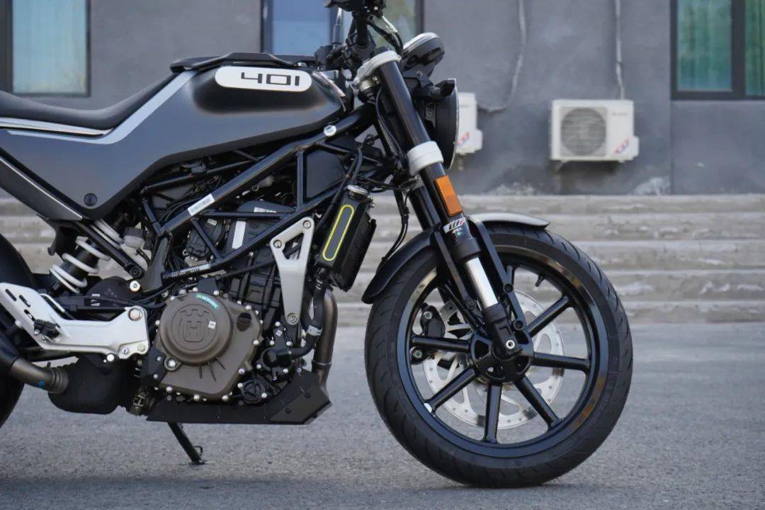 jc君测评:胡斯瓦纳黑箭401,"另类"街车_搜狐汽车_搜狐网