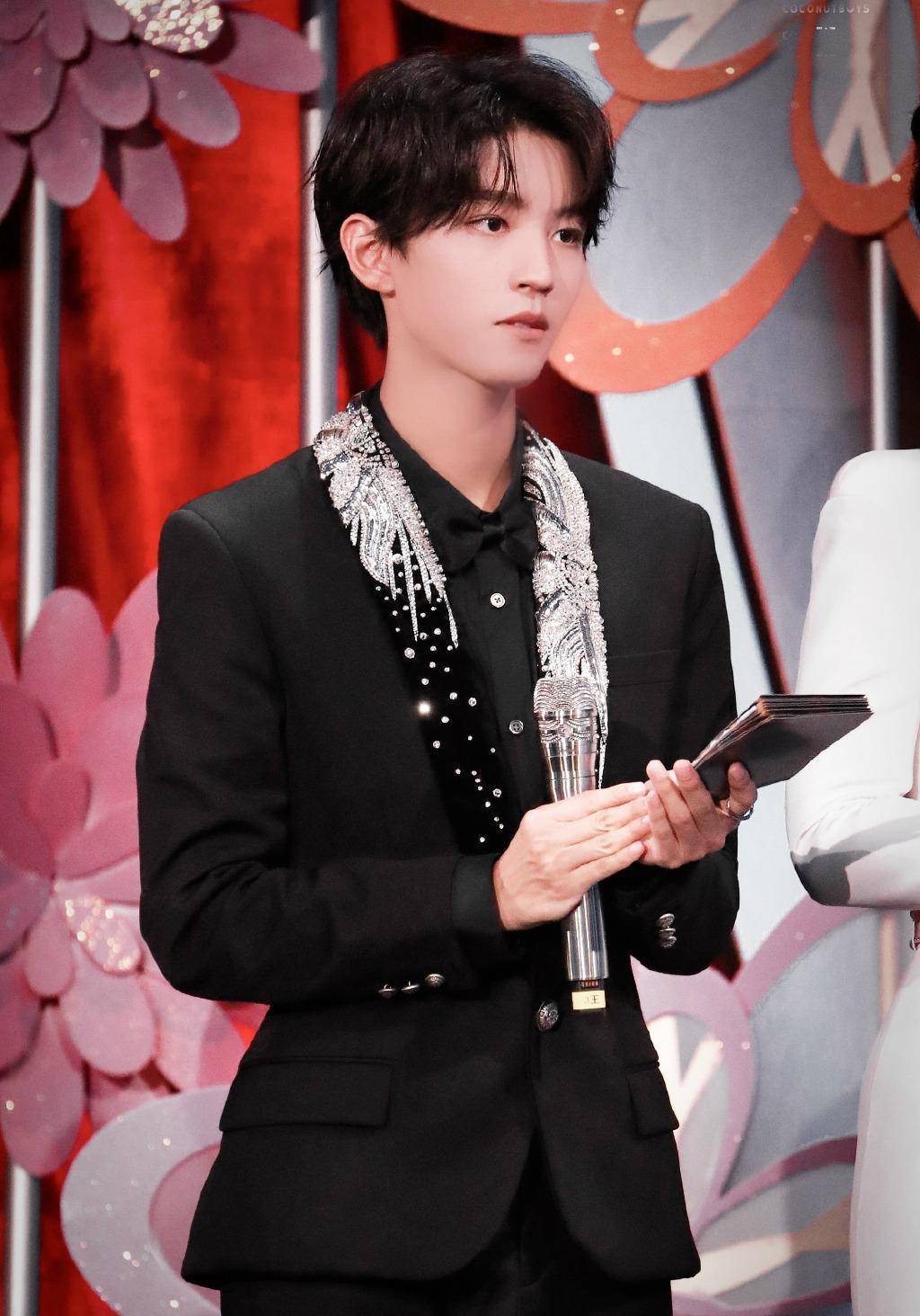 王俊凯主持百花奖好稳,牵手佟丽娅表情羞涩,散场时与易烊千玺隔空互动