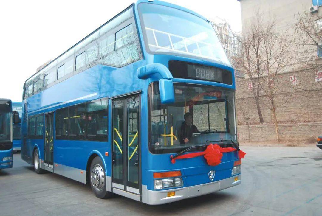 车/图源:济南公交公司小时候最爱的是妈妈牵着我的手,一起奔上第二层