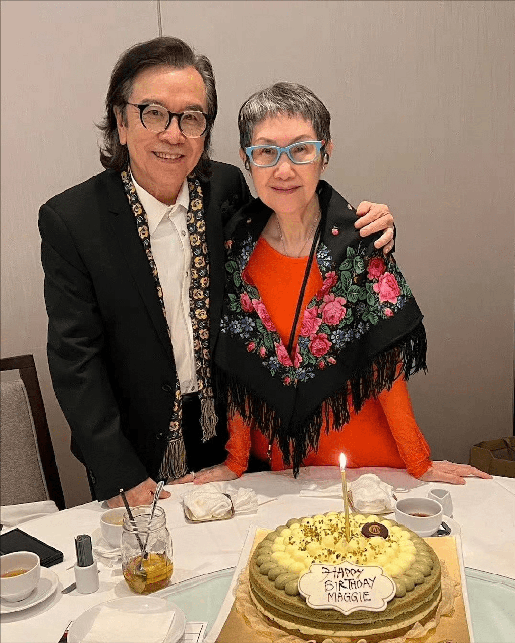 恩爱46年,75岁tvb老戏骨吻贺太太生日,陪伴太太战胜大肠癌_姜大卫_李