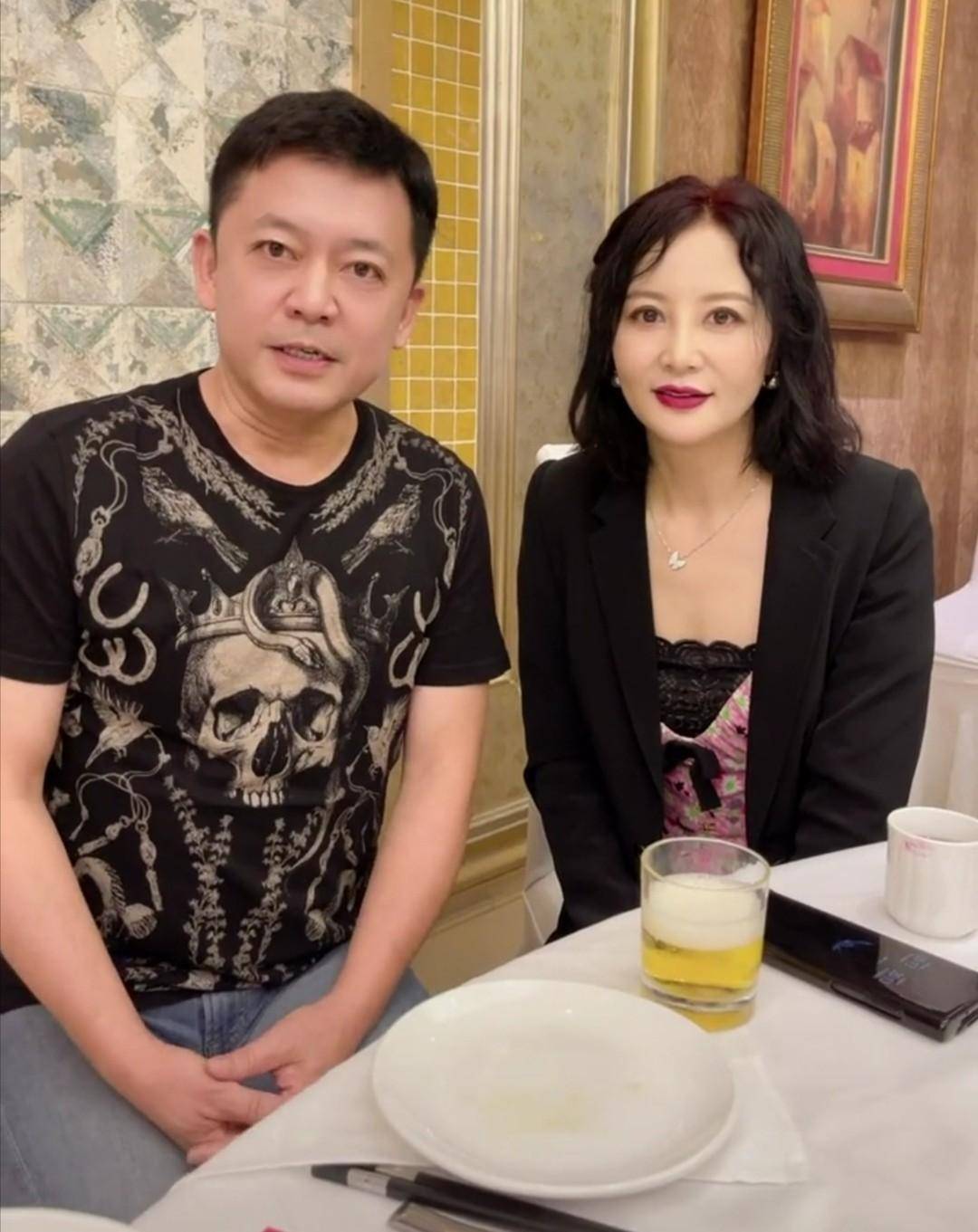 大陶红52岁仍未婚与何政军演夫妻被催婚同框还被赞有夫妻相