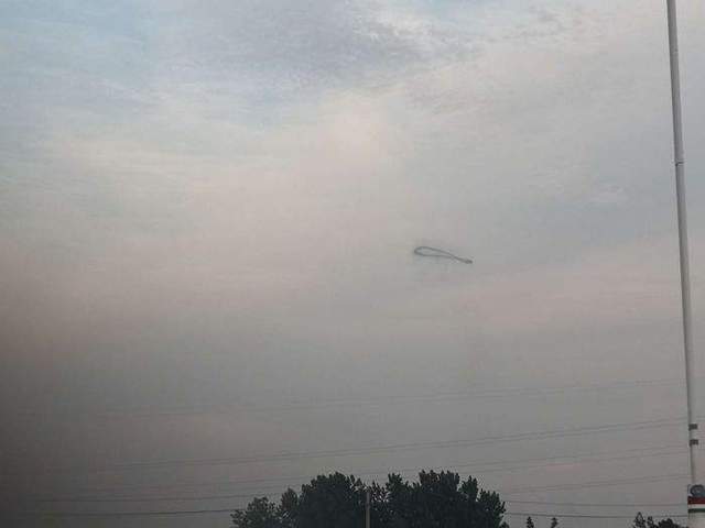 越南天空出现神秘黑圈，烟雾环绕移动迅速，是外星人的信号？