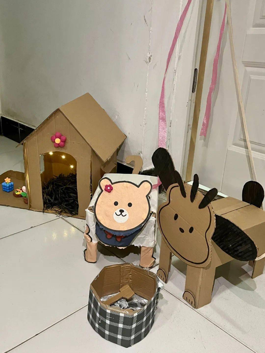 纸盒小动物们近日出没民大!除了小狗居然还有孔雀,美羊羊,绿马?