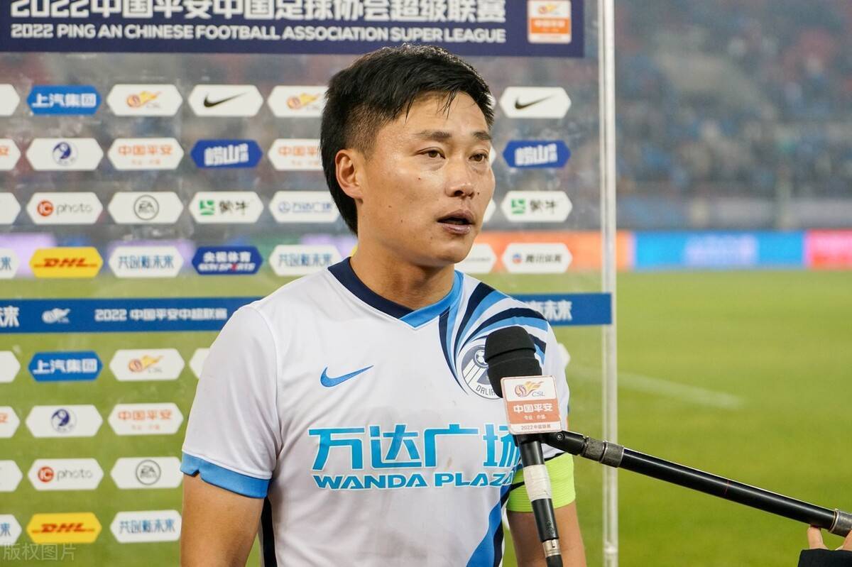 大连人球员费煜:徐根宝看不上我,球迷:正常,维埃拉他都看不上_争议