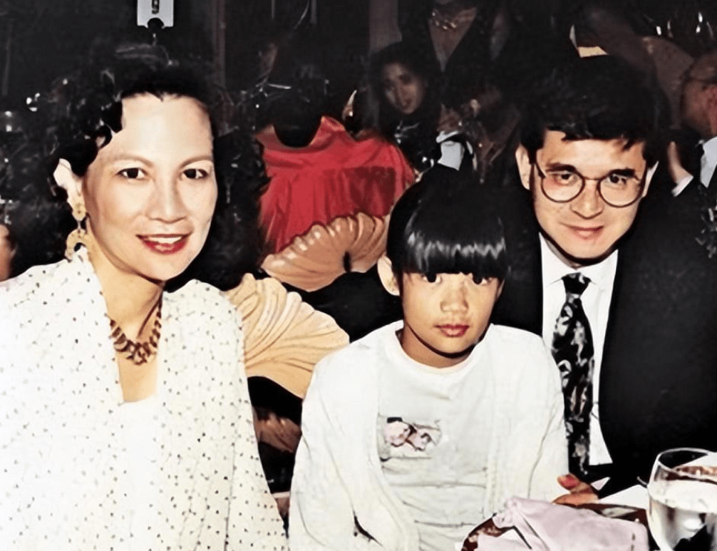 年轻时的罗康瑞说不上多么帅气,不过戴着衣服黑边儿眼镜却沉稳老练,看