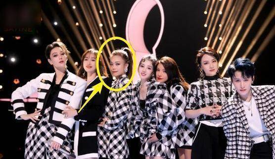 杨丞琳的耳饰意外掉落,随后的反应成亮点,令人佩服_表演_那英_节目