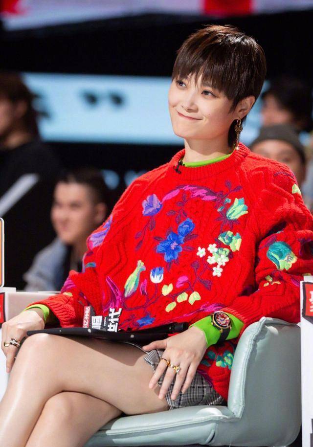 《好声音》7强争霸,李宇春黑色卷边荷叶短裙亮相,霸气又俏皮_风格