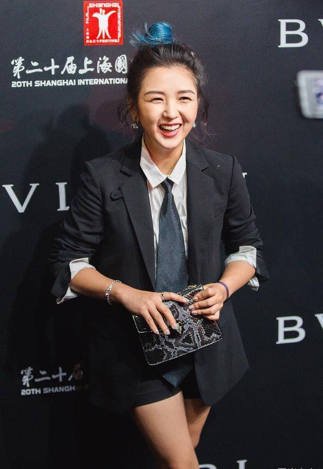 何洁瘦下来真好看!小码西装随便穿,这腿更是放开了秀_身材_清爽_效果