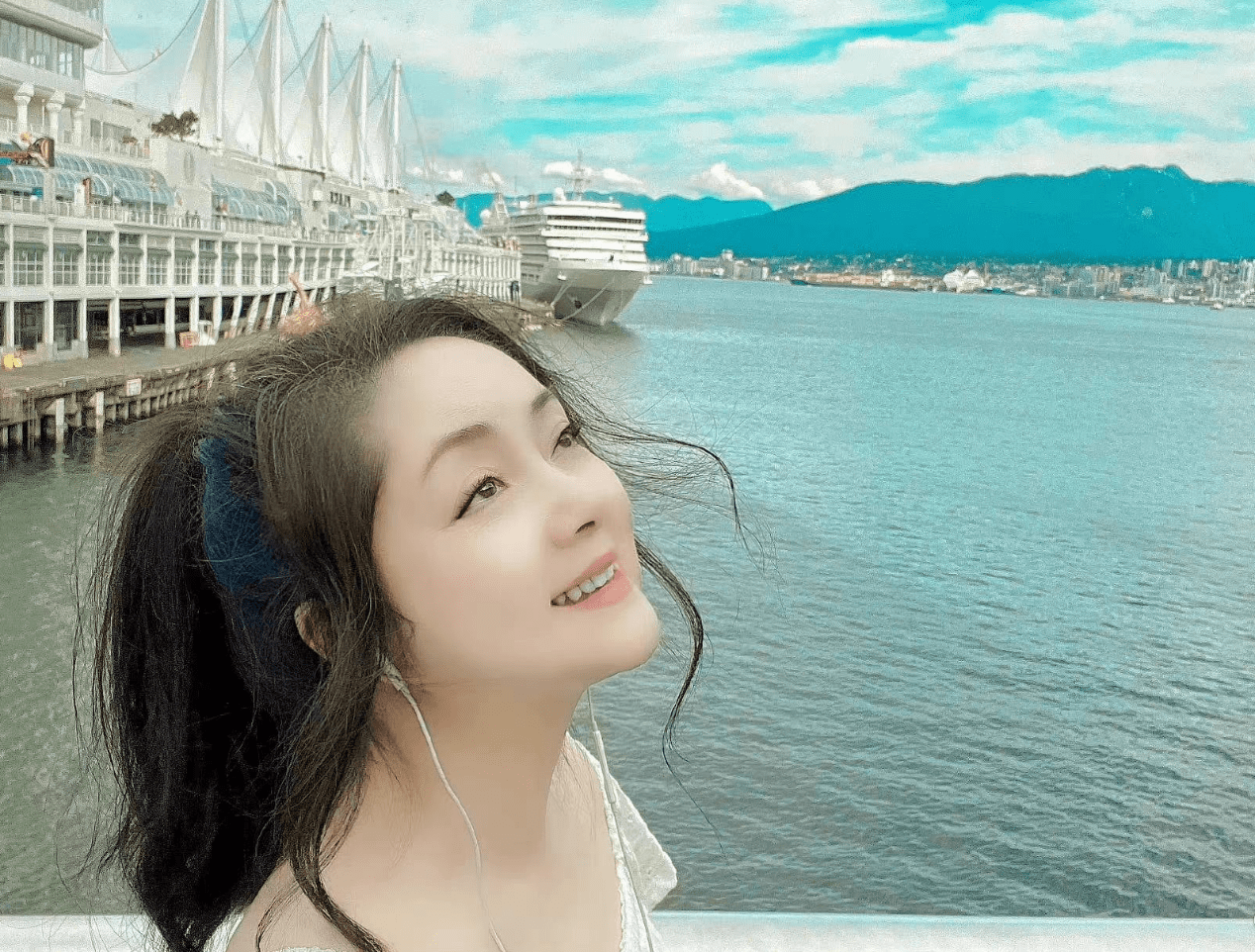 57岁薛宝钗张莉加拿大晒庆生照!肌肤胜雪似冻龄,身价过亿仍单身