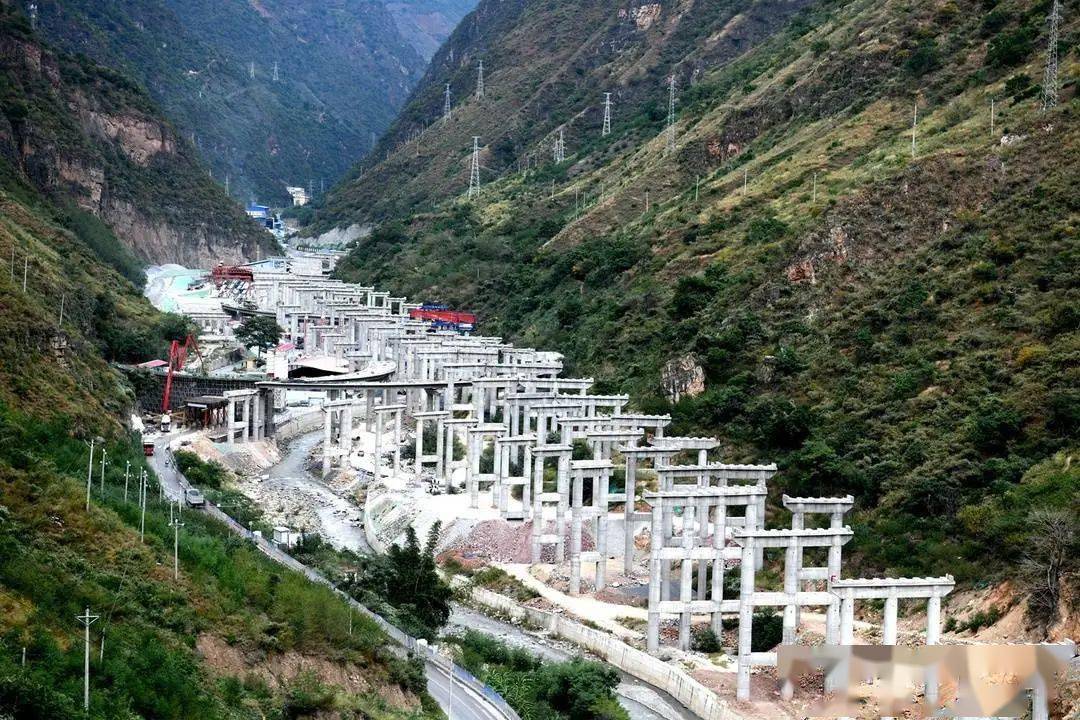 大凉山金阳县摆脱贫困欲成"金沙瑶池阳光花城"_县城_建设_历史