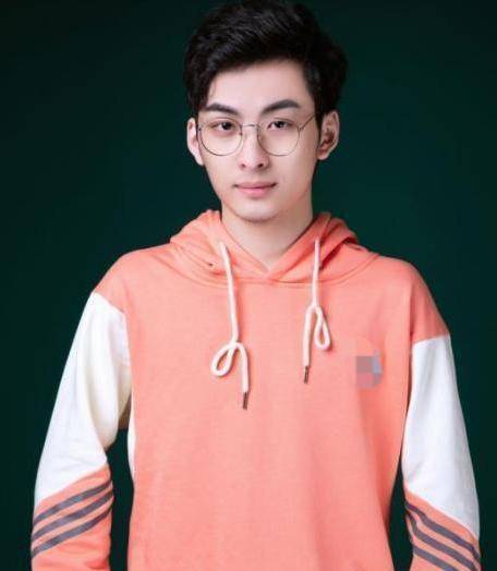 有网友表示当时直播的时候,北慕,赖神和阿信是开着