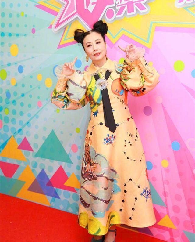 72岁汪明荃新造型显活力,她和赵雅芝相比只是气质的差别而已_阿姐