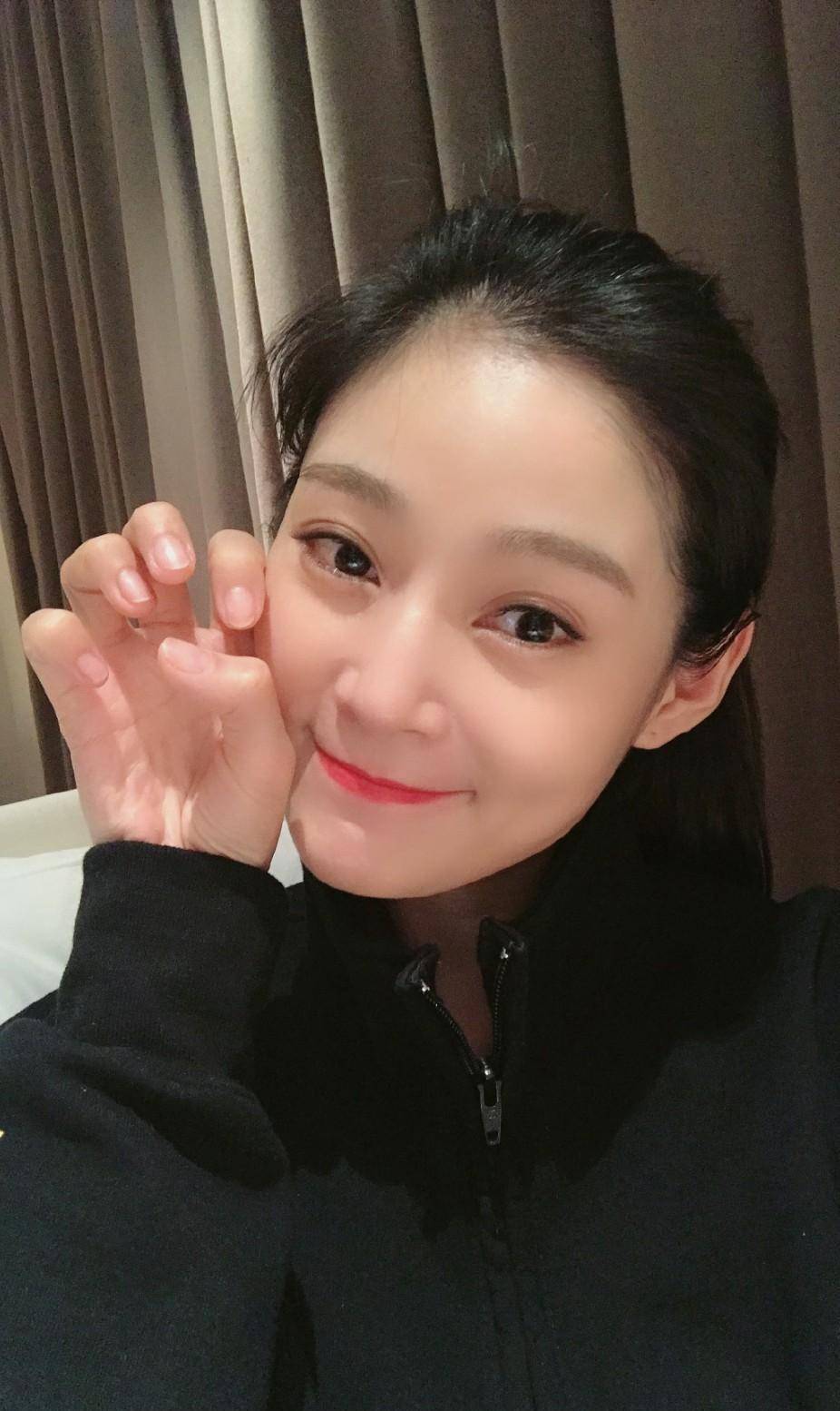 王媛可哪像俩孩子的妈,穿黑色开衫配红唇,手掐脸颊美出水了_刘海_皮肤