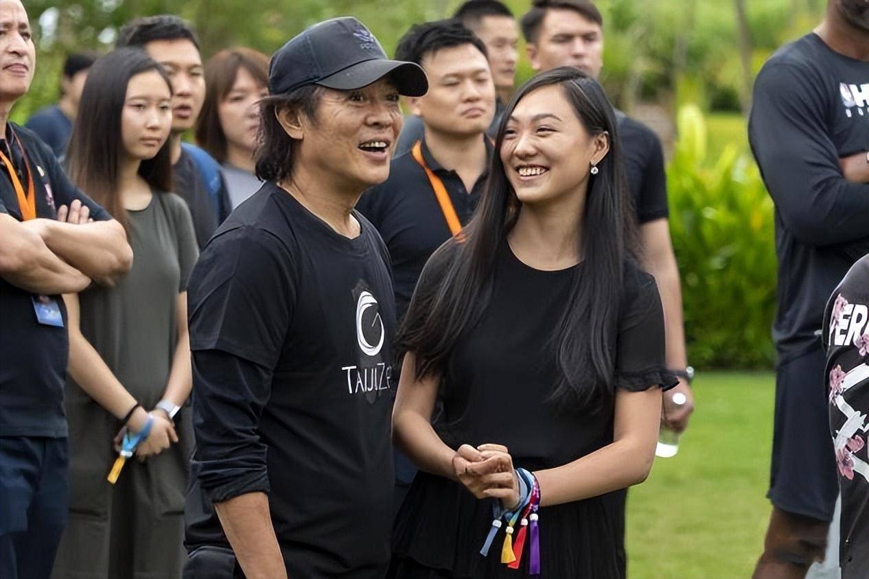 李连杰带女儿打太极,女儿一身黑欧范十足,颜值不如妈但气质高级_黑色