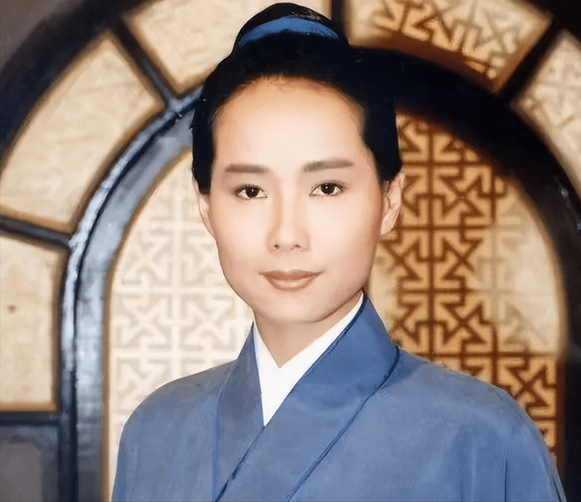 59岁叶童近照曝光,身材消瘦显现老态,与友人合照满脸笑容_陈国熹_照片