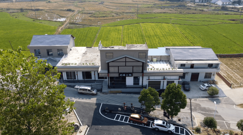 花猪小镇农庄同时,该镇还指导建设了21个美丽宜居村庄,打造楚江宜居