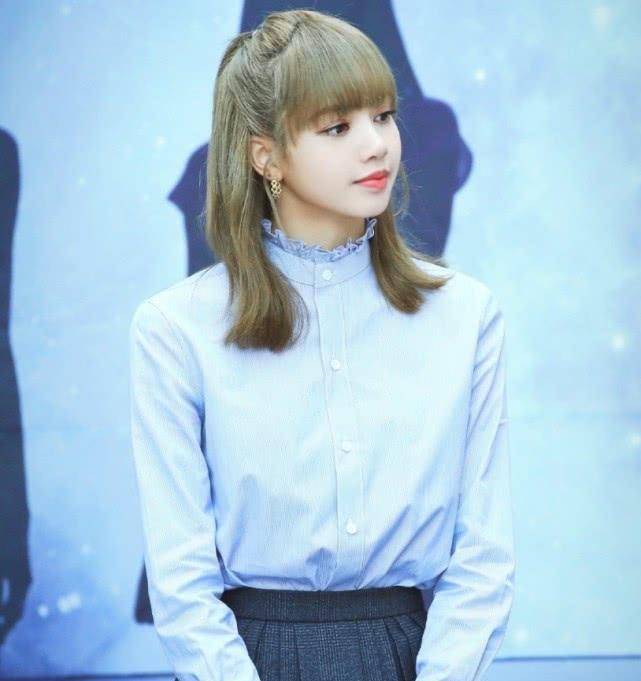 百褶裙早就被嫌弃了,学生党都爱lisa的"西装裙",很显腿瘦_时尚_女神