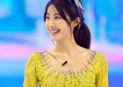 《跨界冰雪王》总冠军李菲儿,如今只能靠穿搭吸引大众视线了吗?