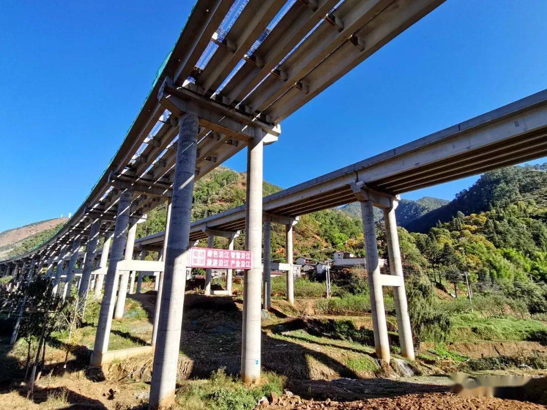 陈字凹特大桥位于会理市鹿厂镇五星村,单边全长1015米,是项目路段长度