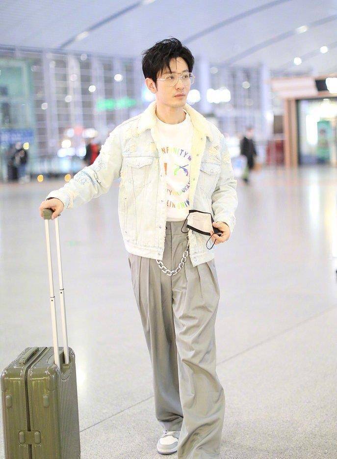 黄晓明暴瘦二十斤后颜值回春,一身潮男穿搭太美,看着也不违和_休闲_版