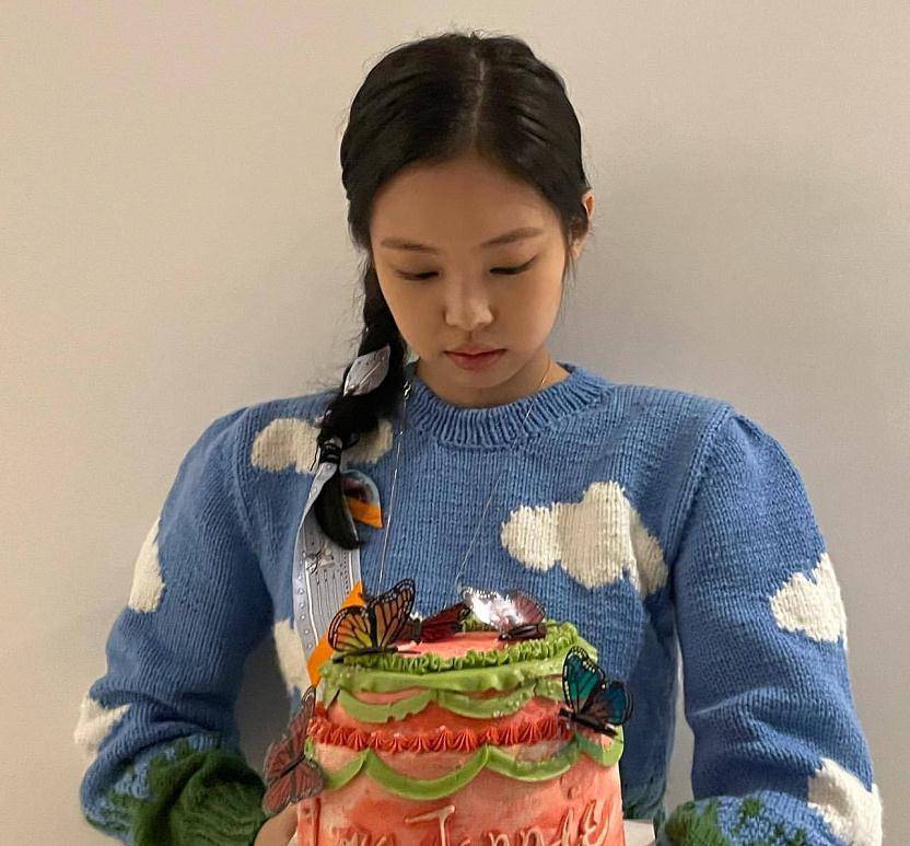 jennie25岁生日照,手捧蛋糕笑容可爱,说15岁也不过分