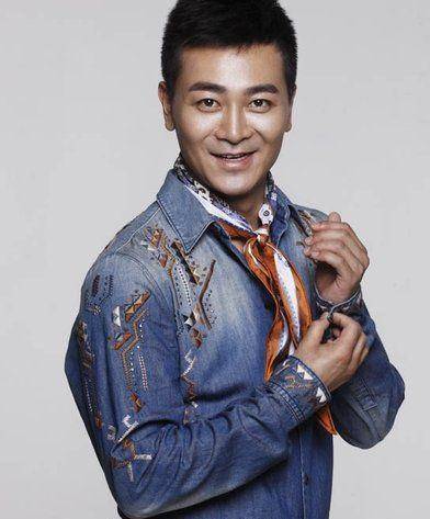 他武术高强,出道17年,曾担任脱口秀节目的主持人,才华横溢_吴樾_演出