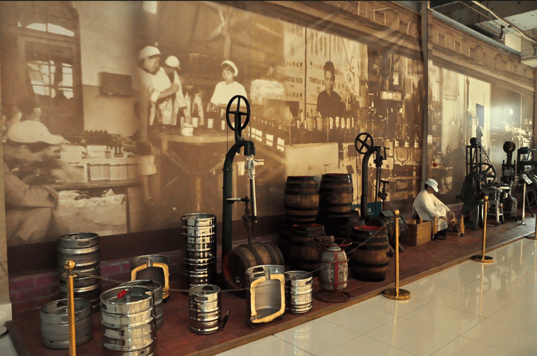 的老设备以及现代流水线,展品包括各种麦芽,辅助原料啤酒花,糖化车间