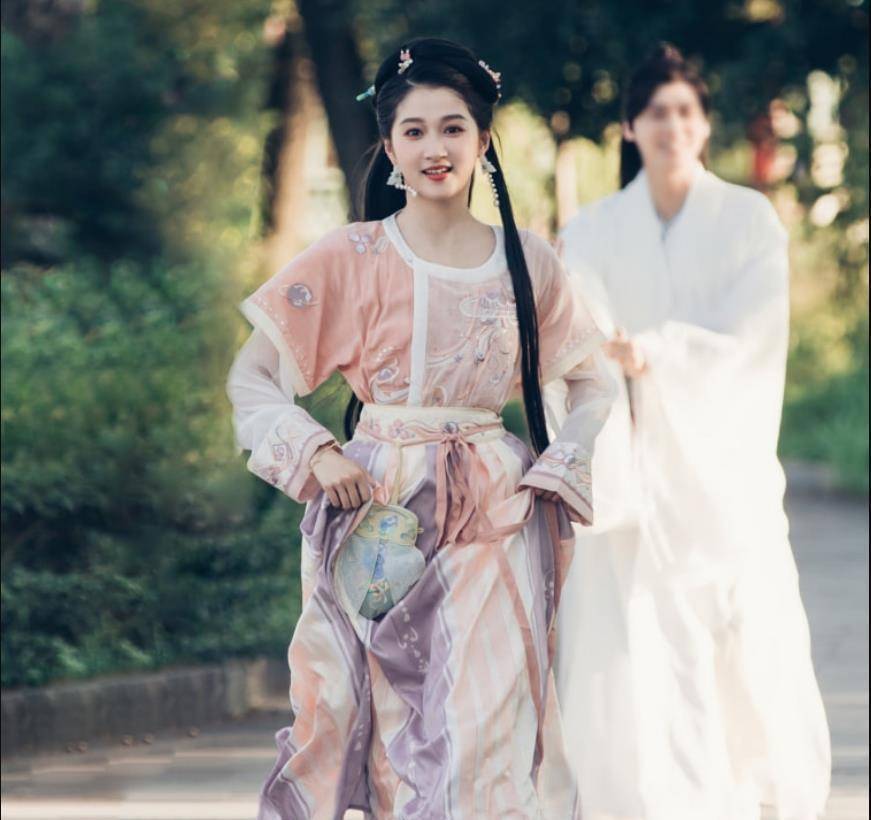 事实上,赵英婷,李一峰,林更新等被邀请参加这个程序,它正常,因为他们