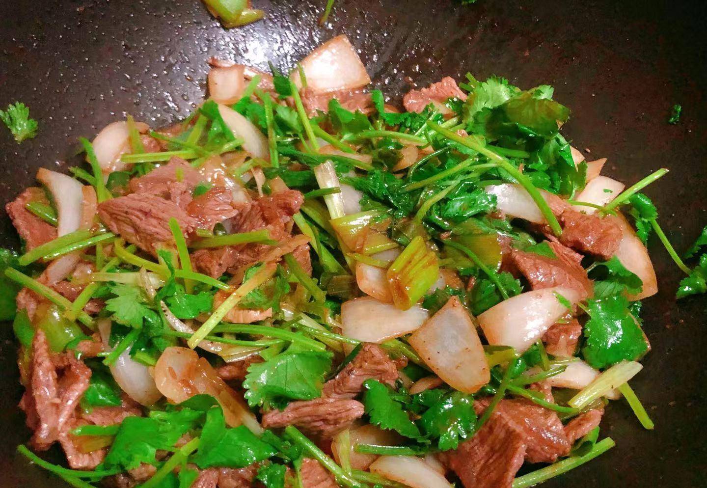 不知道牛肉怎麼吃,來試試這道孜然味的洋蔥炒牛肉吧_香菜_大蔥_蠔油