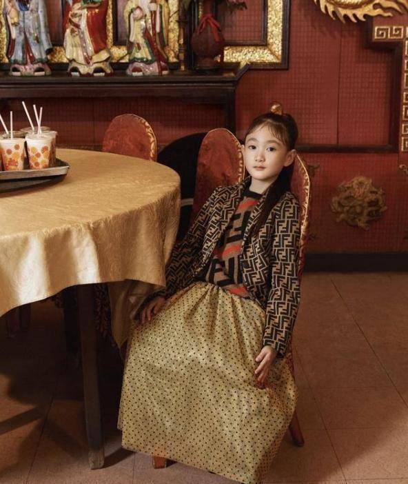 7岁奥莉登杂志封面,梳高马尾气质冷艳,亭亭玉立初具少女范儿_眼神_大