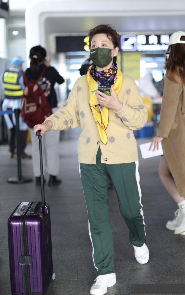 王馥荔不医美不装嫩,穿羽绒服配丝巾难掩好气质,70 照样美翻天_颜色