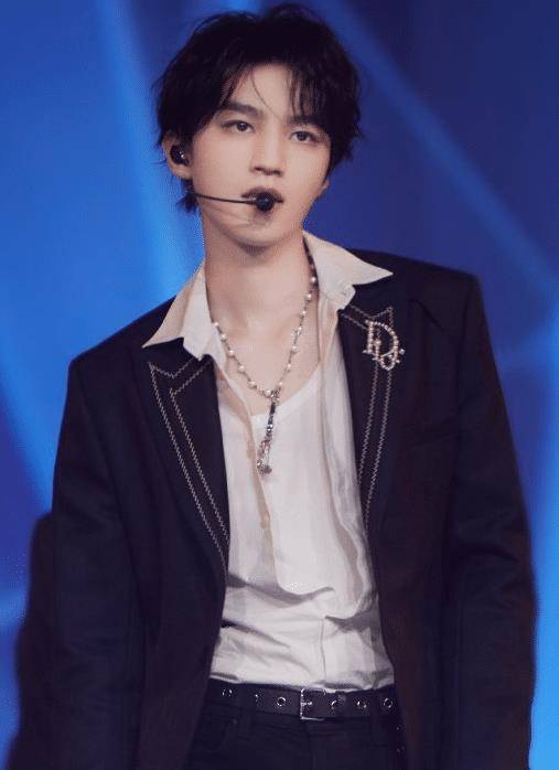 王俊凯打游戏时被拍,看到无美颜的怼脸照后,从此电竞男主有了脸_网友