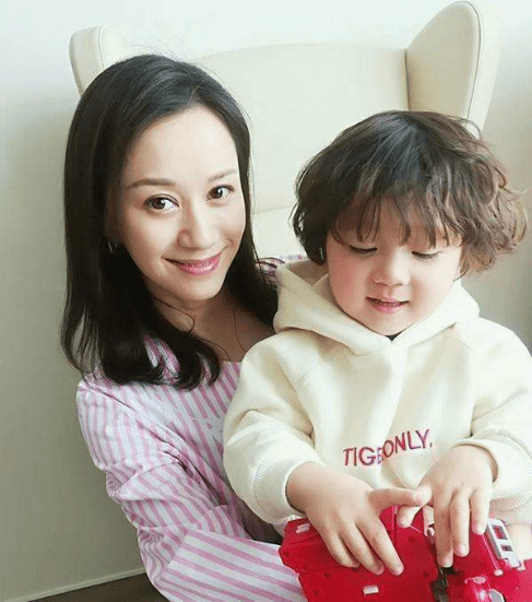 倪虹洁:留守儿童,醉酒家暴,上演被嫌弃的一生,分手后重新来过_父母