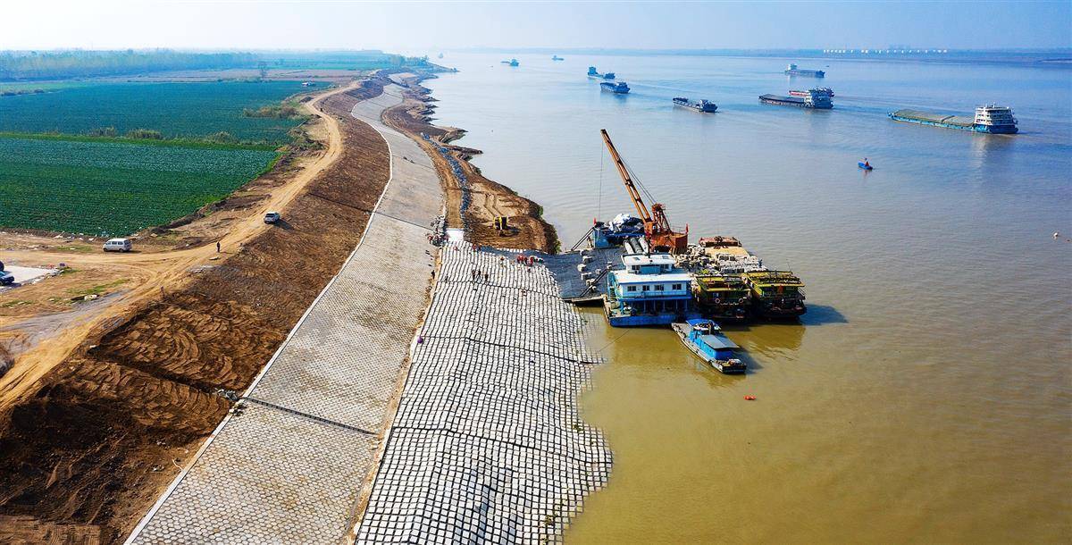 11月15日,嘉鱼簰洲湾堤新洲段正在进行水下预制砼铰链排施工.