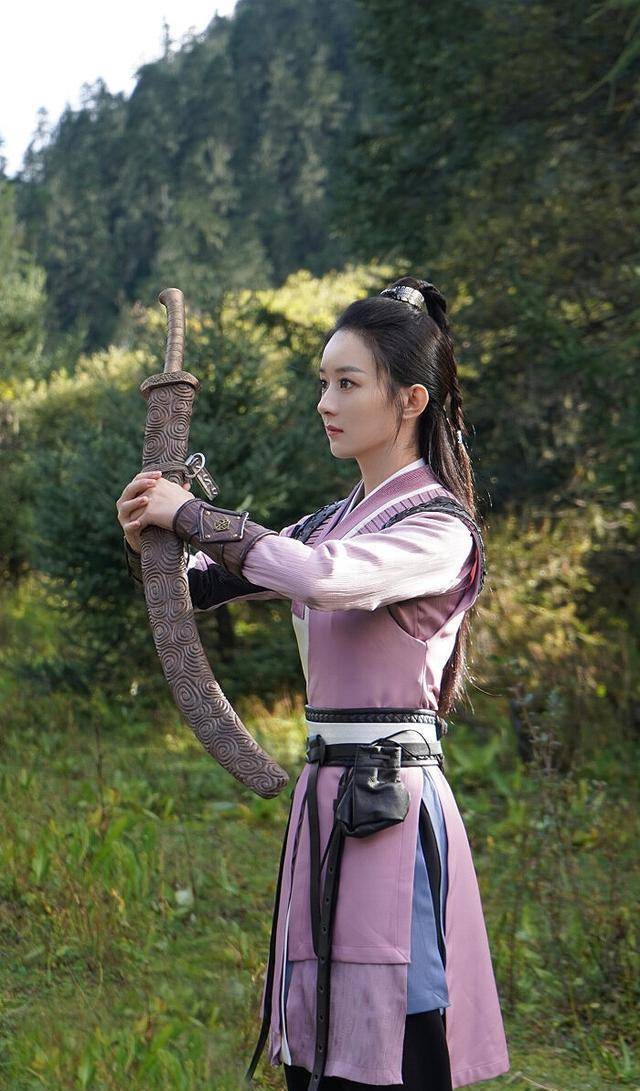 第十套,白色毛绒服为治疗谢允的透骨青,去往雪山寻找火莲的装扮