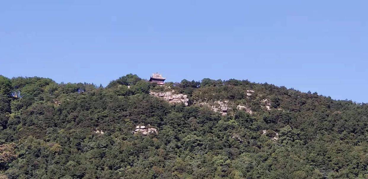 虞山上的剑门景区,为虞山的最高峰,可以俯瞰尚湖全景