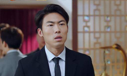 《阳光之下》:申世杰为何会喜欢憨憨的小武,而不是呆呆的阿刚?