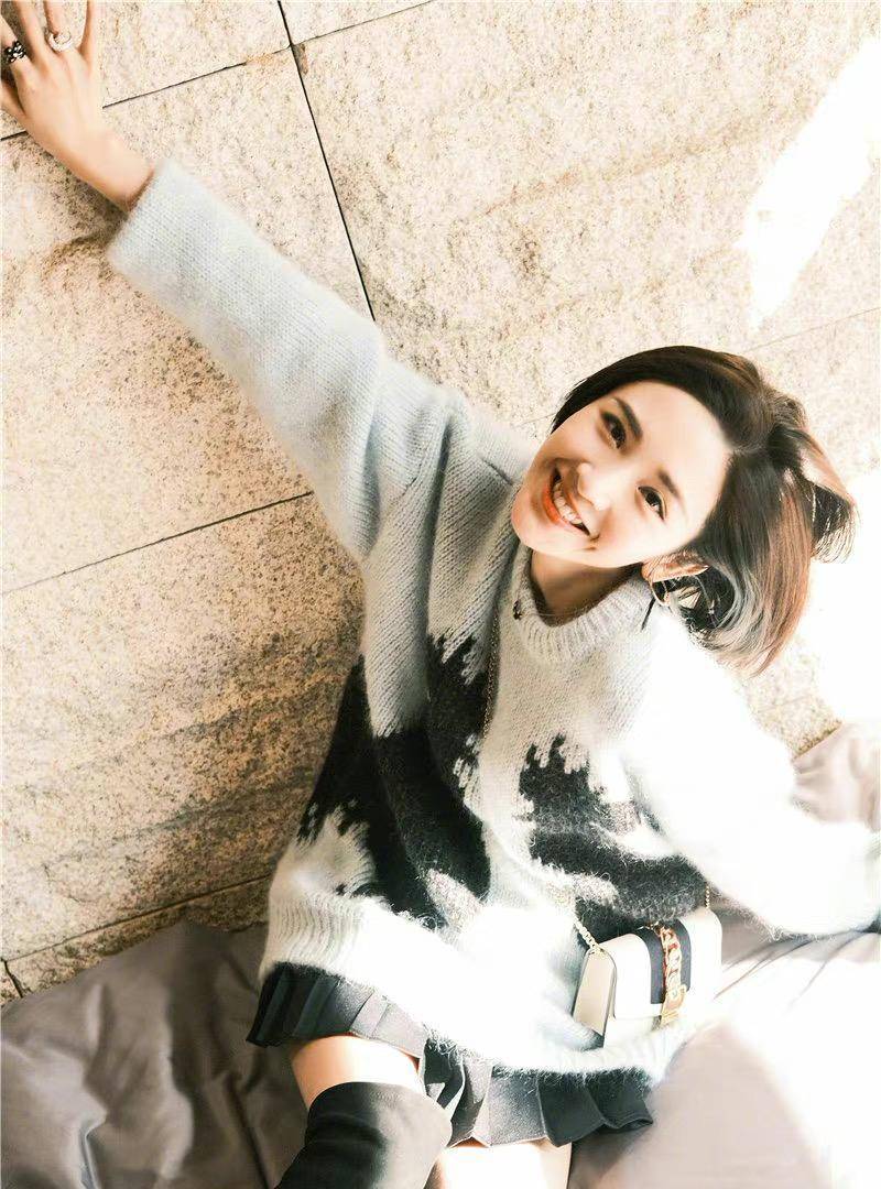 唐艺昕没有妈妈味,穿毛衣配短裙娇俏可爱,33岁祺贵人还是少女_蓝色