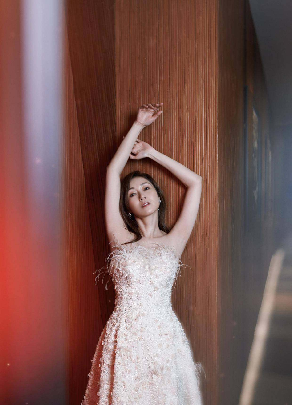 51岁万绮雯真会打扮,穿红色蕾丝连衣裙太撩人,这气质大婶很少见_线条