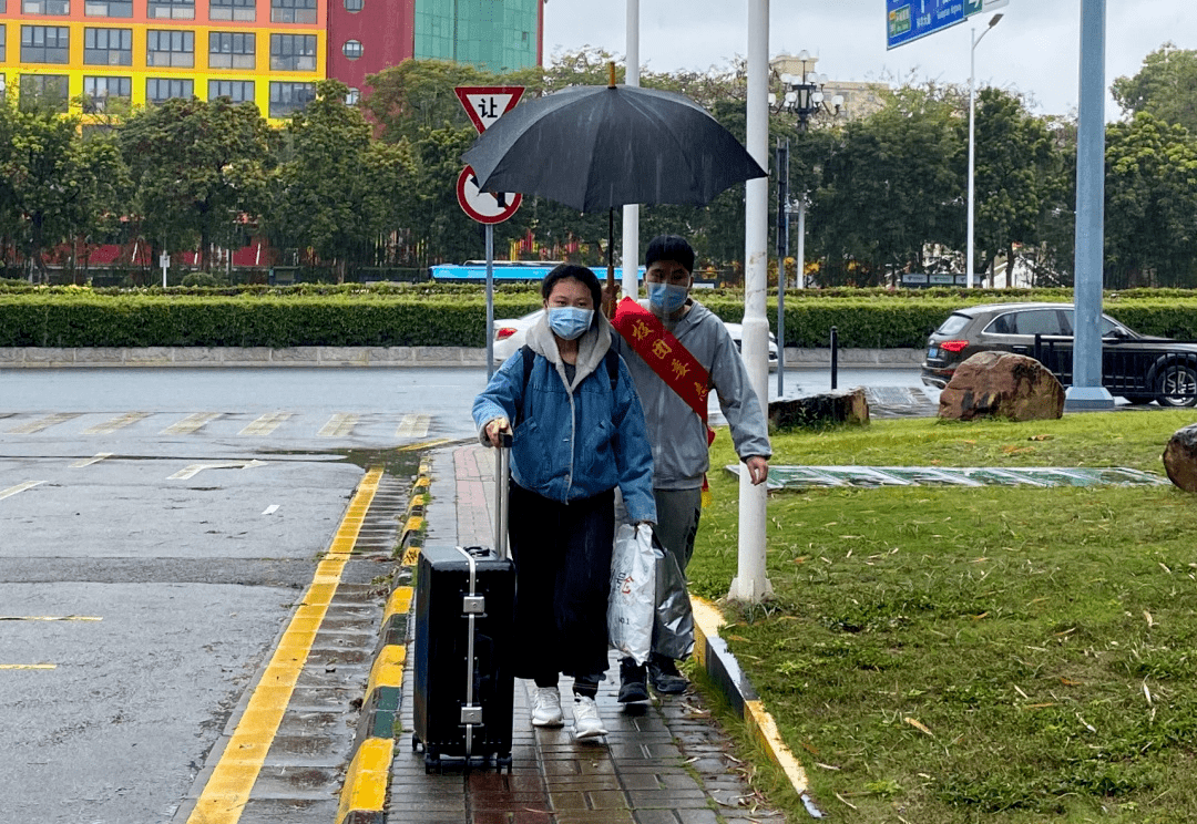 赠人玫瑰,手留余香丨友爱互助,让温暖和爱充满校园_岭南_同学_生活