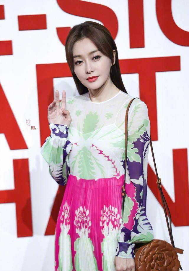 41岁的秦岚气质绝了,彩色印染长裙尽显柔美风情,却被月饼包抢镜_发型