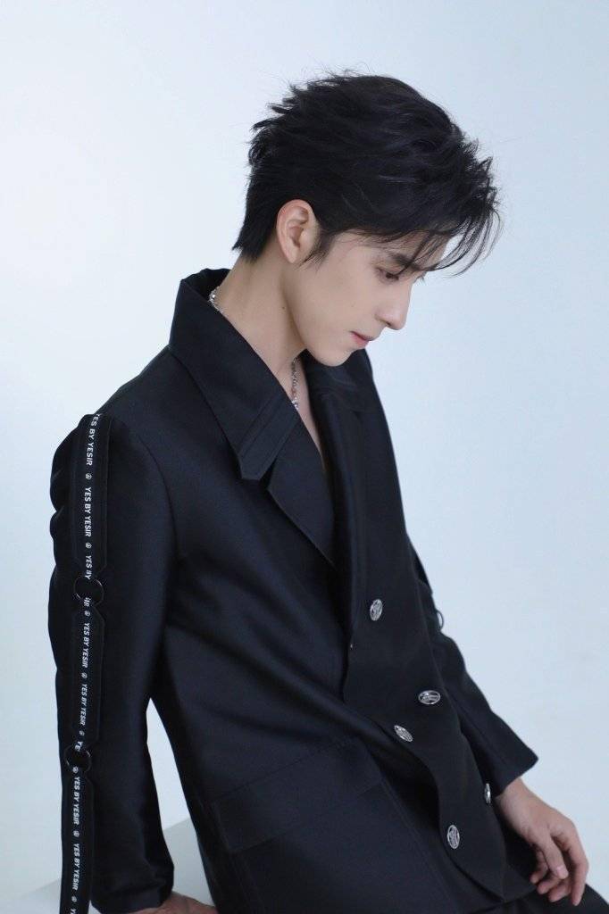 敖瑞鹏拍摄设计感西装造型写真 宣传新节目《为了我们的荣耀》