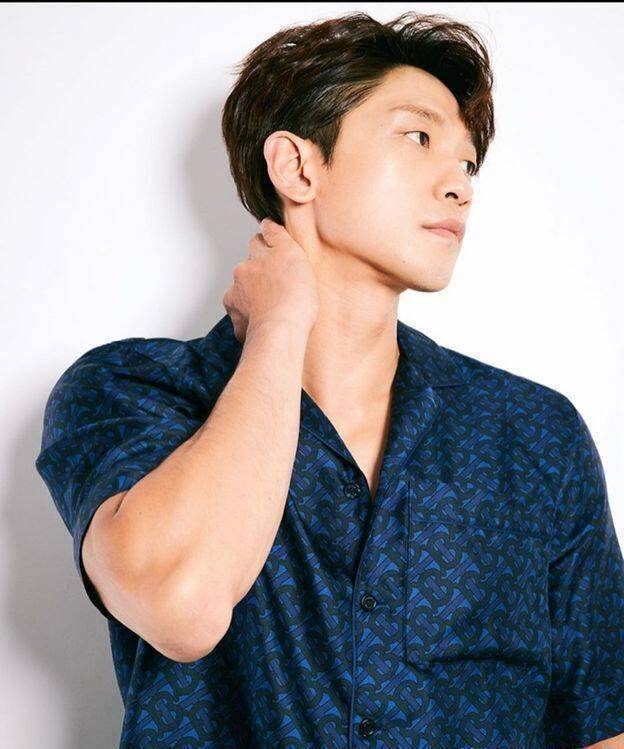 40岁rain腹肌身材依旧炸裂,难怪能娶到金泰熙_医生_时尚_西装