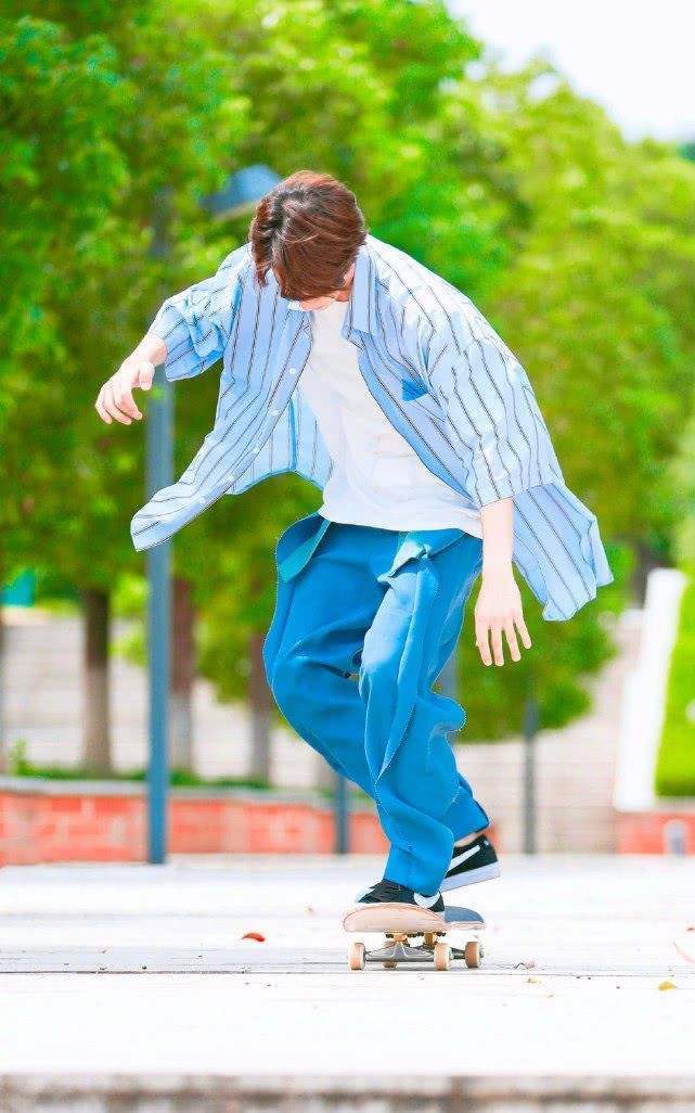 大张伟直言"粉丝不理智",王一博的脸都黑了_流量_成功_节目