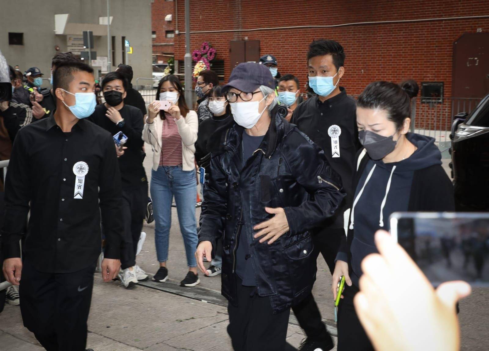 星爷,华仔,吴君如现身致祭,侯珊燕因悲伤过度险跌倒女儿帮搀扶_吴孟达