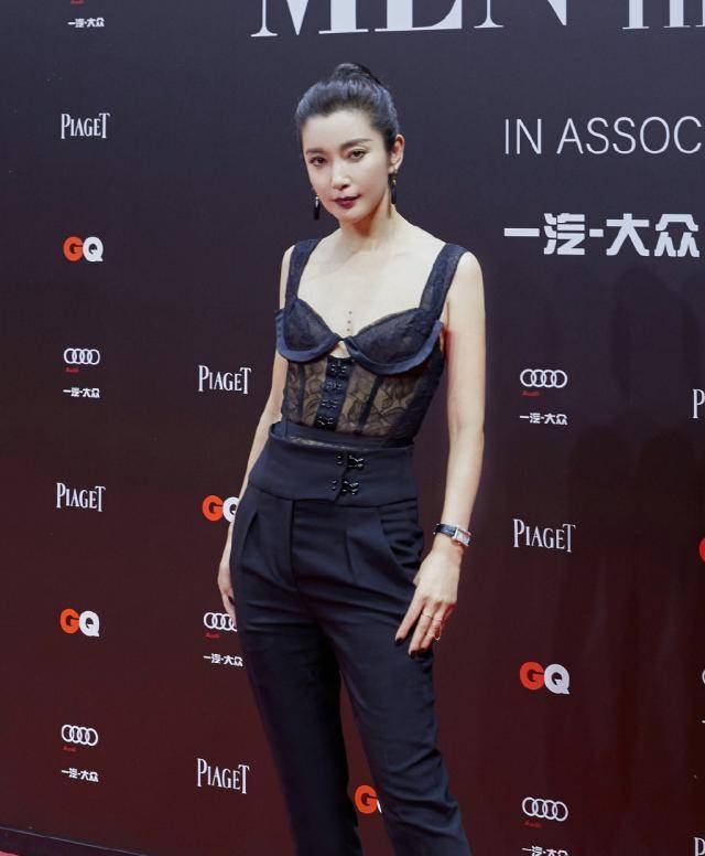 46岁李冰冰换新造型走机场"火"了,条纹衬衫搭配牛仔裤,真减龄_衣服