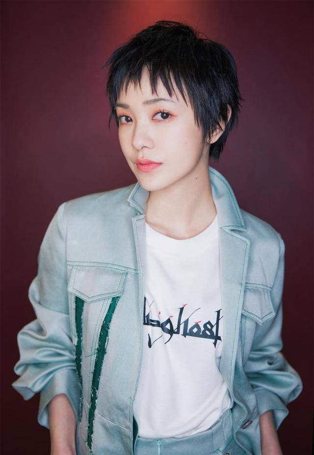 33岁郭采洁"颓废"走机场,素颜法令纹明显,清纯女孩一去不复返_造型